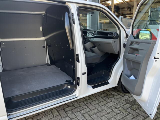 Volkswagen TRANSPORTER 2.0 TDI L2H1 150pk dubbele schuifdeur Airco Cruise controle Imperiaal Trekhaak 2500kg trekgewicht Telefoonverbinding Standkachel 3-Persoons Euro 6