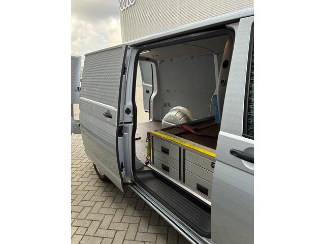 Volkswagen TRANSPORTER 2.0 TDI 102PK L2H1 Comfortline navi / 17" lm-velgen / trekhaak / pdc achter / dichte deuren / aluca laden / etc