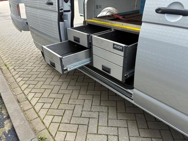 Volkswagen TRANSPORTER 2.0 TDI 102PK L2H1 Comfortline navi / 17" lm-velgen / trekhaak / pdc achter / dichte deuren / aluca laden / etc