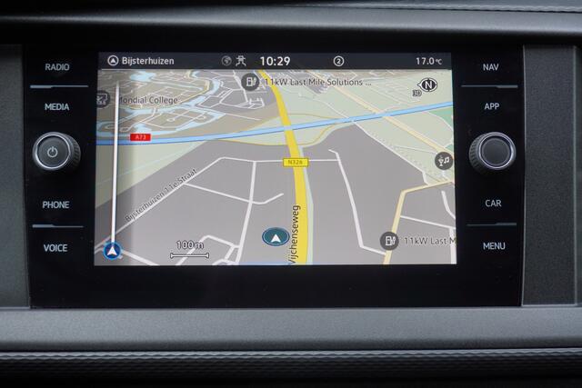 Volkswagen TRANSPORTER 150pk L2H1 Apple Carplay Parkeersensoren Navigatie Achterdeuren Cruise control 3-Zits