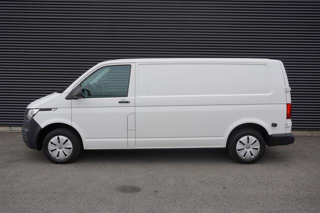 Volkswagen TRANSPORTER 150pk L2H1 Apple Carplay Parkeersensoren Navigatie Achterdeuren Cruise control 3-Zits