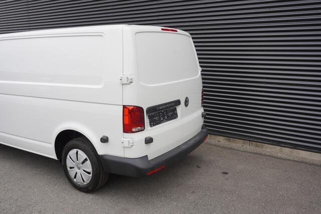 Volkswagen TRANSPORTER 150pk L2H1 Apple Carplay Parkeersensoren Navigatie Achterdeuren Cruise control 3-Zits