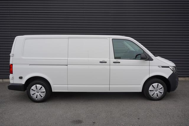 Volkswagen TRANSPORTER 150pk L2H1 Apple Carplay Parkeersensoren Navigatie Achterdeuren Cruise control 3-Zits
