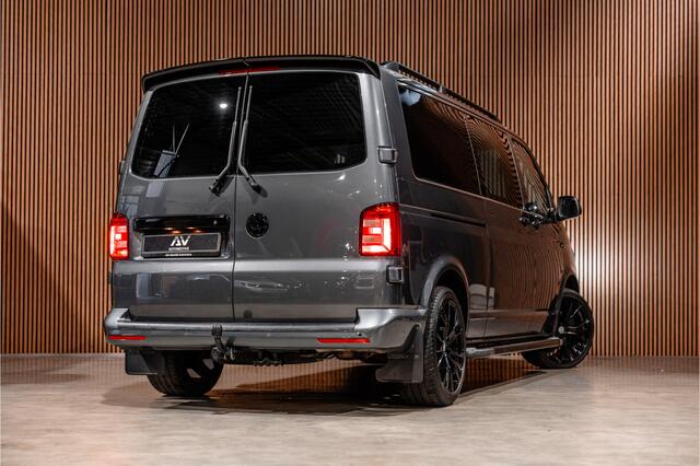 Volkswagen TRANSPORTER 2.0 TDI L2H1 DC 4Motion Highline | Schuifdak | ACC | Bi-Xenon | L+R Schuifdeur | Trekhaak | Camera | Navigatie | Lederen bekleding | Stoelverwarming | DAB | CarPlay | Nieuwe APK