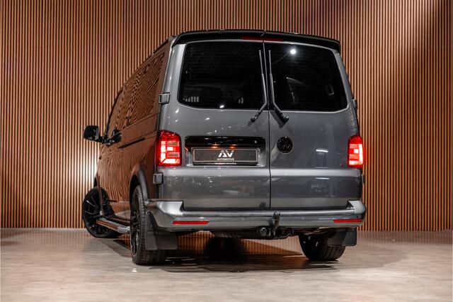 Volkswagen TRANSPORTER 2.0 TDI L2H1 DC 4Motion Highline | Schuifdak | ACC | Bi-Xenon | L+R Schuifdeur | Trekhaak | Camera | Navigatie | Lederen bekleding | Stoelverwarming | DAB | CarPlay | Nieuwe APK