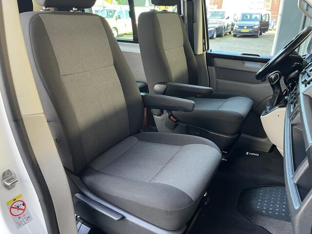 Volkswagen TRANSPORTER 2.0 TDI L2H1 DC 150pk BTW VRIJ!! 2x schuifdeur Airco Cruise controle Telefoonverbinding Trekhaak 2500kg trekgewicht Euro 6 DC 1e eigenaar Dealer onderhouden Ex overheid