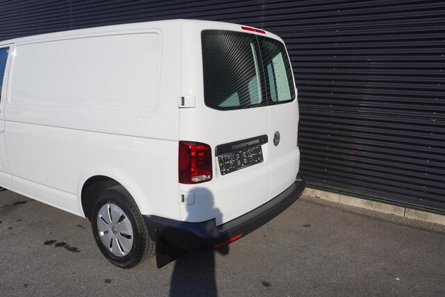 Volkswagen TRANSPORTER 150pk Automaat L1H1 Apple Carplay Parkeersensoren Cruise control Achterdeuren Airco 3-Zits