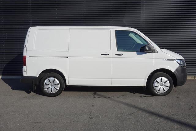 Volkswagen TRANSPORTER 150pk Automaat L1H1 Apple Carplay Parkeersensoren Cruise control Achterdeuren Airco 3-Zits