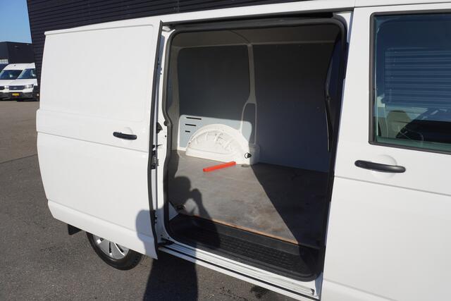 Volkswagen TRANSPORTER 150pk Automaat L1H1 Apple Carplay Parkeersensoren Cruise control Achterdeuren Airco 3-Zits