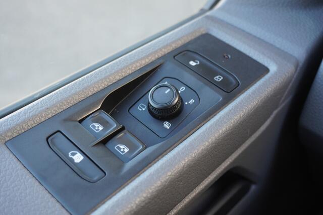 Volkswagen TRANSPORTER 150pk Automaat L1H1 Apple Carplay Parkeersensoren Cruise control Achterdeuren Airco 3-Zits