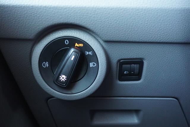 Volkswagen TRANSPORTER 150pk Automaat L1H1 Apple Carplay Parkeersensoren Cruise control Achterdeuren Airco 3-Zits