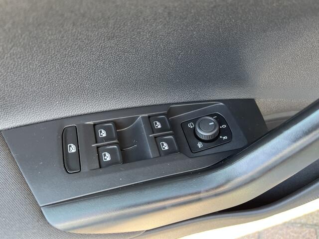 Volkswagen Taigo 1.0 TSI Life Edition / AUTOMAAT/ GARANTIE TM 08-2028/ KEYLESS/ ADAPT. CRUISE/ APP-CONNECT/ NAVI/ PARK. SENSOREN + CAMERA/ AIRCO/ DIGITAL DASH/ DAB/ LED/ 17" LMV