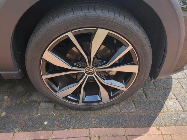 Volkswagen Taigo 1.0 TSI 110 PK R-Line / Panoramadak / LED / Virtual Cockpit / App Connect / Camera / Donkerglas / 19'' LMV