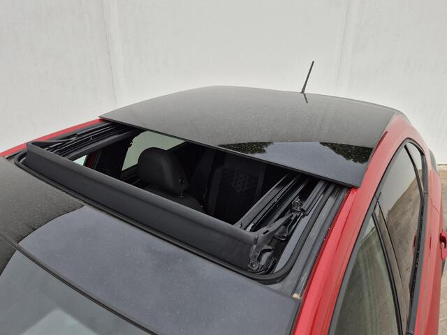 Volkswagen Taigo 1.5 TSI R-Line Automaat / Comfort-pakket / R-line pakket / Design-pakket / Apple Carplay Android Auto / Glazen schuif- en kanteldak / Achteruitrijcamera / Adaptief CC / Stoelverwarming / Trekgewicht 1200 kg / Keyless Entry/Start /