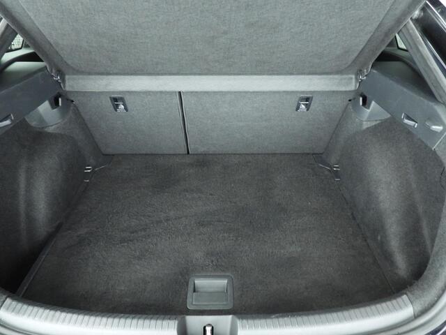 Volkswagen Taigo 1.0 TSI R-Line | Camera | Stoelverwarming | Navi | LED