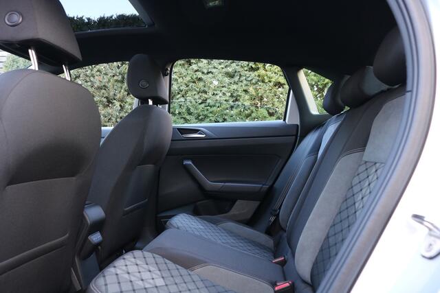 Volkswagen Taigo 1.5 TSI R-Line DSG (Panoramadak Carplay ACC Keyless Camera Trekhaak IQ-Light 18InchLMV Pdc V+A)