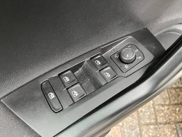 Volkswagen Taigo 1.0 TSI Life / KEYLESS/ NAVI/ APP-CONNECT/ PARK. SENSOREN + CAMERA/ CRUISE/ DAB RADIO/ CLIMA/ STOELVERWARMING