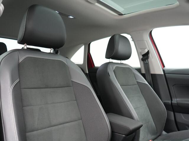 Volkswagen Taigo 1.0 TSI DSG Style 110pk Dealer O.H | Panodak | Camera | Adaptive Cruise | Alcantara Sportstoelen Verwarmd | IQ Light | IQ Drive | Keyless | Apple CarPlay | Navigatie | Virtual | DAB |