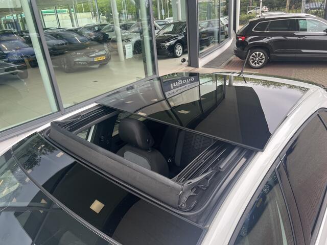 Volkswagen Taigo 1.5 TSI R-Line / Panoramadak / Black Style / IQ LED / Virtual cockpit pro / Camera / 18'' LMV