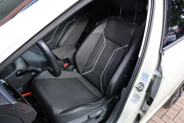 Volkswagen Taigo 1.0 TSI Style | Origineel NL | Panoramadak | IQ Light | Black Optic | Camera | ACC |