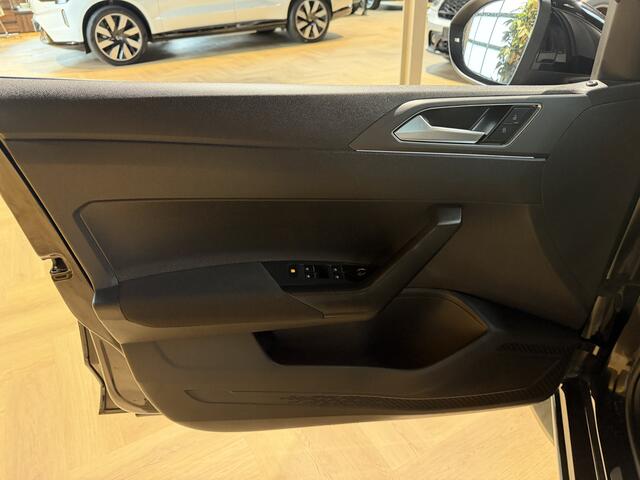Volkswagen Taigo 1.0 TSI R-Line AUTOMAAT | STOELVERWARMING | NAVIGATIE SYSTEEM
