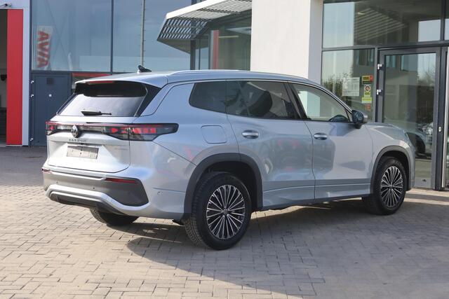 Volkswagen Tayron 1.5 eHybrid Life Edition 150KW/204PK, Snelladen 40KW mogelijk, 60 mnd 100.000km garantie, 18" LMV All season, wegklapbare trekhaak, stoelverwarming, DCC, adaptief onderstel, privacy glas, chrome dakrail, camera, side assist, ACC 3 zone climatronic, park a