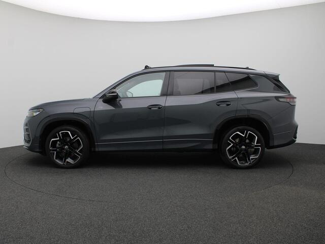 Volkswagen Tayron 1.5 eHybrid R-Line Edition 272PK DSG SOH 100%, Pano-Schuifdak, Black Style, Trekhaak, Matrix LED Verlichting, 20", Leder, Memorystoel, 360gr. Camera