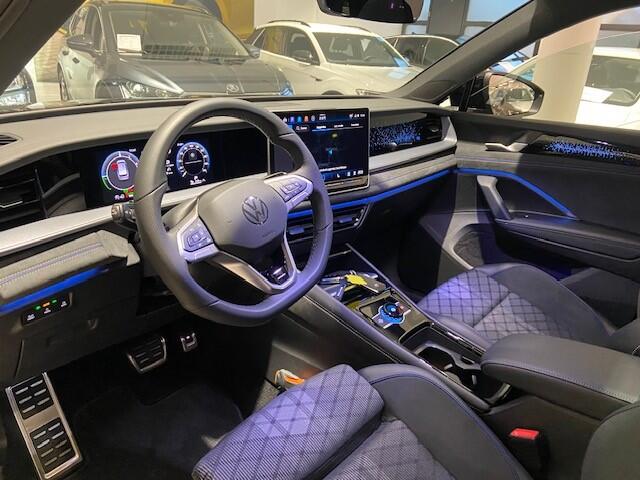 Volkswagen Tayron 1.5 eHybrid R-Line Edition / App Connect / Panoramadak / Trekhaak / R-Line / 20"LMV / Camera