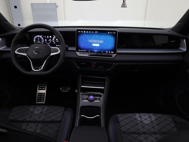 Volkswagen Tayron 1.5eHybrid 200kW/272PK R-Line Panoramadak · Apple/Android Car Play · Camera + Parkeersensoren · Garantie t/m 30-12-2030 of 100.000km