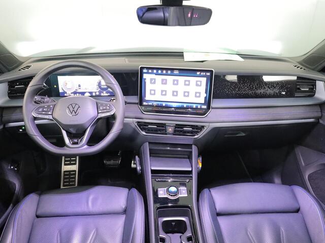 Volkswagen Tayron 1.5 eHybrid R-Line Edition 272 pk Automaat (DSG) | Verlengde garantie | Navigatie | Panoramadak | Trekhaak (wegklapbaar) | Rondomzicht camera | Lederen bekleding | Stoelverwarming v/a | R-Line |