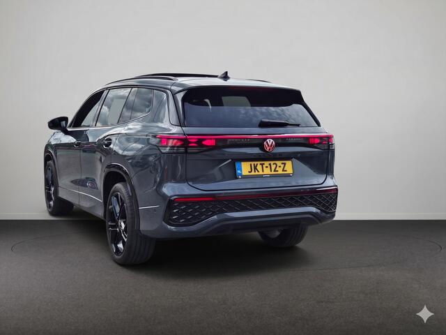 Volkswagen Tayron 1.5 eHybrid R-Line Edition Automaat | 272PK | Leder interieur | Zwart optic | Stoelverwarming & koeling | Stuurwielverw. | Panoramadak | Camera | Parkeersensoren | Side Assist | Navigatie | Apple Carplay of Android Auto