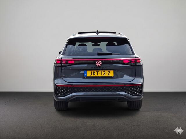Volkswagen Tayron 1.5 eHybrid R-Line Edition Automaat | 272PK | Leder interieur | Zwart optic | Stoelverwarming & koeling | Stuurwielverw. | Panoramadak | Camera | Parkeersensoren | Side Assist | Navigatie | Apple Carplay of Android Auto