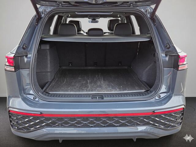 Volkswagen Tayron 1.5 eHybrid R-Line Edition Automaat | 272PK | Leder interieur | Zwart optic | Stoelverwarming & koeling | Stuurwielverw. | Panoramadak | Camera | Parkeersensoren | Side Assist | Navigatie | Apple Carplay of Android Auto