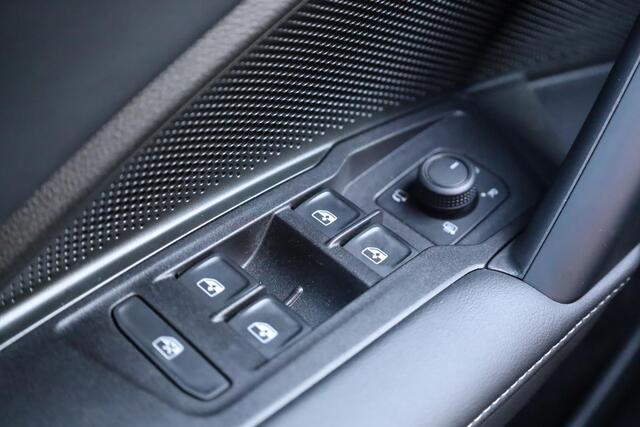 Volkswagen Tayron 1.5 eHybrid Life Edition PL ¤863 p/m* 150KW/204PK, Snelladen 40KW mogelijk, 60 mnd 100.000km garantie, Navigatie, 18" LMV All season, wegklapbare trekhaak, stoelverwarming, DCC, adaptief onderstel, privacy glas, chrome dakrail, camera, side assist, ACC 3 