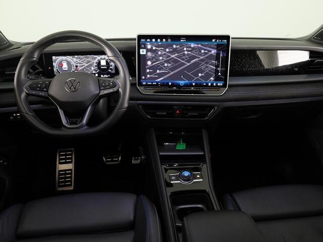 Volkswagen Tayron 1.5 eHybrid R-Line Edition 272 pk Automaat (DSG) | Verlengde garantie | Navigatie | Panoramadak | Trekhaak (wegklapbaar) | Parkeersensoren (Park assist) | Rondomzicht camera | Lederen bekleding | Stoelverwarming/ventilatie | R-Line |