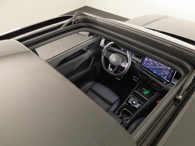 Volkswagen Tayron 1.5 eHybrid R-Line Edition 272 pk Automaat (DSG) | Verlengde garantie | Navigatie | Panoramadak | Trekhaak (wegklapbaar) | Parkeersensoren (Park assist) | Rondomzicht camera | Lederen bekleding | Stoelverwarming/ventilatie | R-Line |