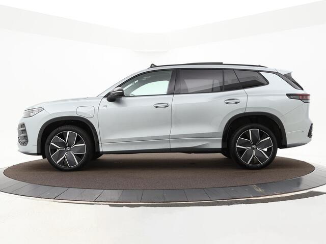Volkswagen Tayron 1.5 eHybrid 272pk DSG R-Line Edition · Panoramadak · Inklap. Trekhaak · 360 Camera · Matrix LED · Stuur- & Stoelverwarming · Keyless · Garantie t/m 03-11-2029 of 100.000km