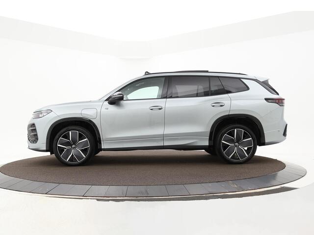 Volkswagen Tayron 1.5 272pk DSG eHybrid R-Line Edition · Panoramadak · 360 Camera · Wegklapbare Trekhaak · Stoelverwarming · Apple/Android Car Play · 20'' Inch · Garantie t/m 03-11-2029 of 100.000km