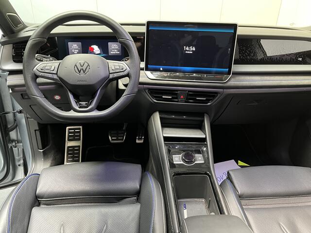 Volkswagen Tayron 1.5 eHybrid R-Line / GARANTIE TM 12-2030/ AUTOMAAT/ PANO/ LEER/ TREKHAAK/ 272 PK/ PARK.SENSOR + 360 CAMERA/ APP-CONNECT/ ACC/ STUUR+STOELVERWARM. + KOEL./ HARMAN KARDON/ MEMORY SEAT/ MASSAGE/ HEAD-UP/ NAVI/ 20'