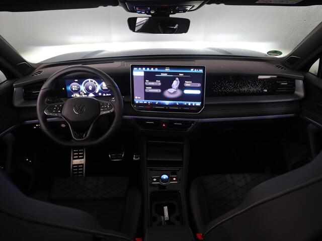Volkswagen Tayron 1.5 eHybrid R-Line Edition 204 pk Automaat (DSG) | Verlengde garantie | Navigatie | Panoramadak | Trekhaak (wegklapbaar) | Parkeersensoren (Park assist) | Rondomzicht camera | Black Style pakket | R-Line |