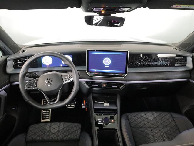 Volkswagen Tayron 1.5 eHybrid R-Line Edition | Private lease vanaf €851 | 204 pk Automaat (DSG) | Verlengde garantie | Navigatie | Panoramadak | Trekhaak (wegklapbaar) | Parkeersensoren (Park assist) | Rondomzicht camera | Stoelverwarming | R-Line |