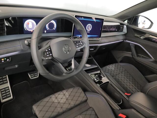 Volkswagen Tayron 1.5 eHybrid R-Line Edition | Private lease vanaf €851 | 204 pk Automaat (DSG) | Verlengde garantie | Navigatie | Panoramadak | Trekhaak (wegklapbaar) | Parkeersensoren (Park assist) | Rondomzicht camera | Stoelverwarming | R-Line |
