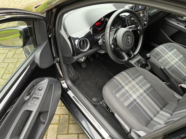 Volkswagen UP! 1.0 move up! BlueMotion | BLUETOOTH | NAVIGATIE | AIRCO | STOELVERWARMING | TREKHAAK