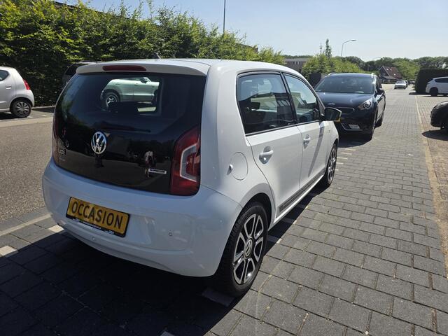 Volkswagen UP! 1.0 BMT club 5 deurs , airco, sportvelgen, navigatie, parkeer sensoren, enz