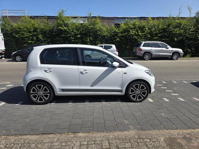 Volkswagen UP! 1.0 BMT club 5 deurs , airco, sportvelgen, navigatie, parkeer sensoren, enz