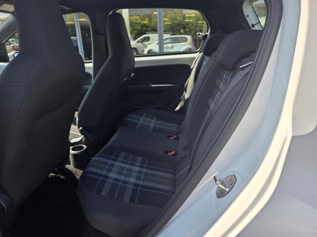 Volkswagen UP! 1.0 BMT club 5 deurs , airco, sportvelgen, navigatie, parkeer sensoren, enz