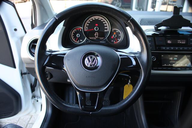 Volkswagen UP! 1.0 BMT high up! | Zomer + winterbanden | Stoelverwarming | Climate | Parkeerhulp