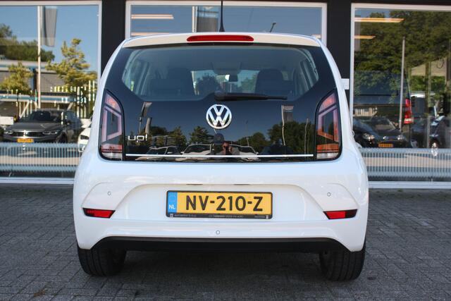 Volkswagen UP! 1.0 BMT high up! | Zomer + winterbanden | Stoelverwarming | Climate | Parkeerhulp
