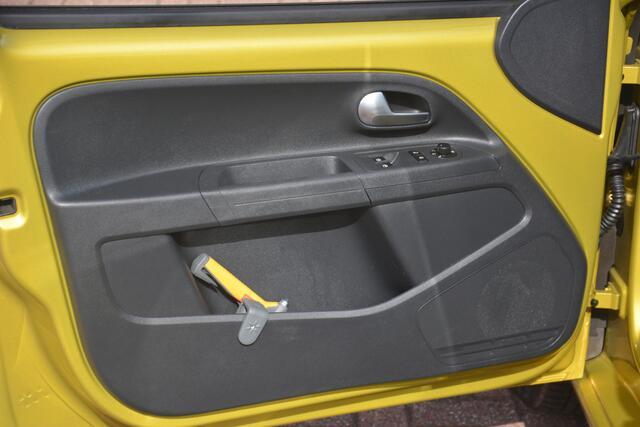 Volkswagen UP! 1.0 BMT move up! | Airco | App verbinding | Elek.ramen | Trekhaak!! | NL auto!! |
