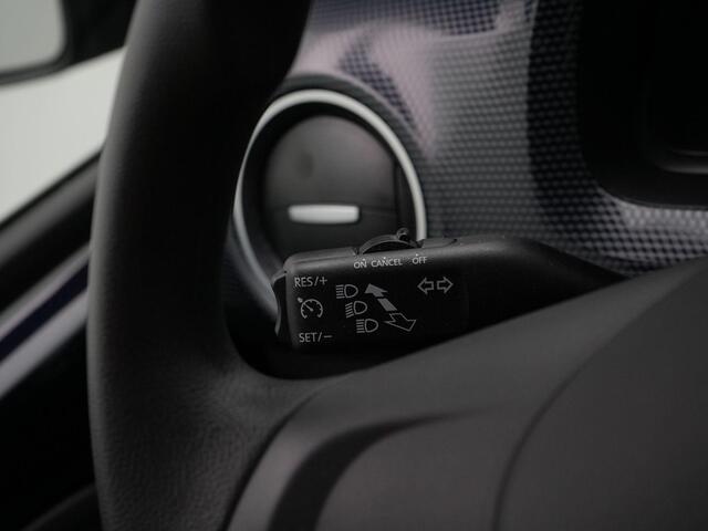 Volkswagen UP! 1.0 65 pk | Achteruitrijcamera | Parkeersensoren achter | Cruise Control | Carplay | DAB